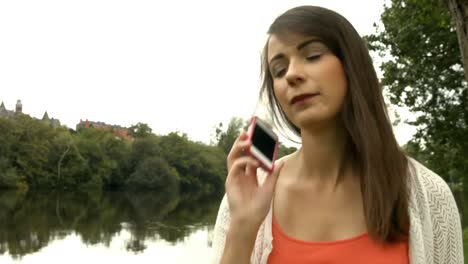chica hermosa cerrando una llamada telefónica