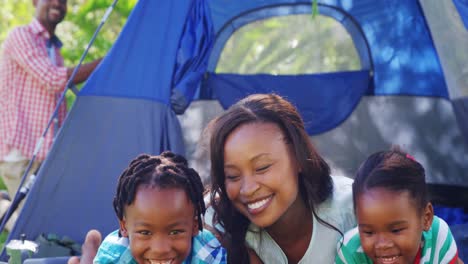 Frau-Posiert-Mit-Ihren-Kindern-Liegend