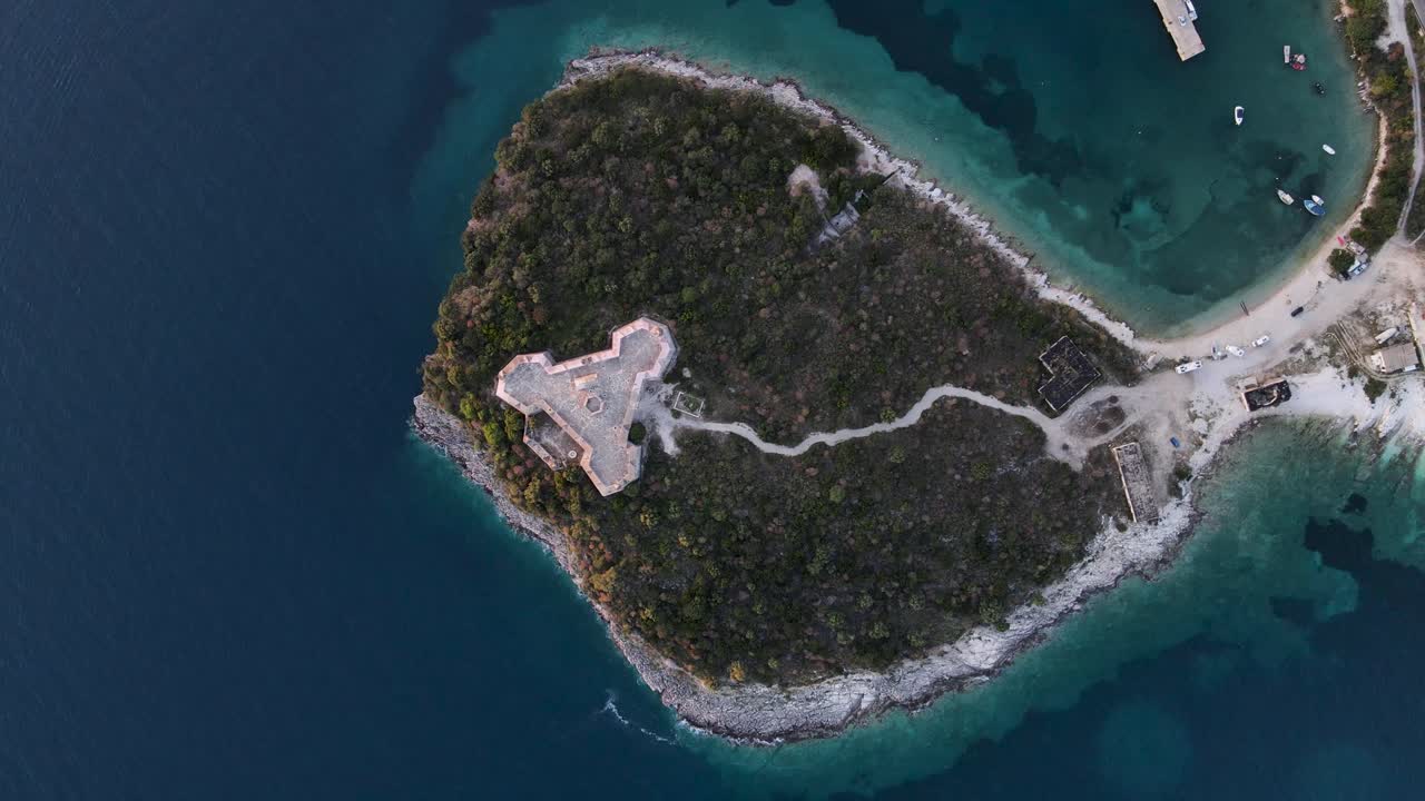 알바니아 리비에라를 따라 있는 섬에 성이 있는 알바니아의 그림 같은 해안선