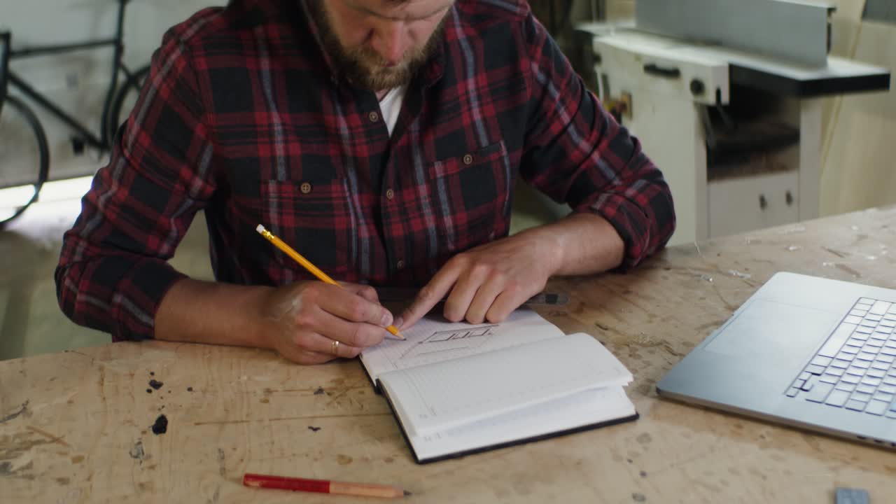 artesano diseñando en un taller