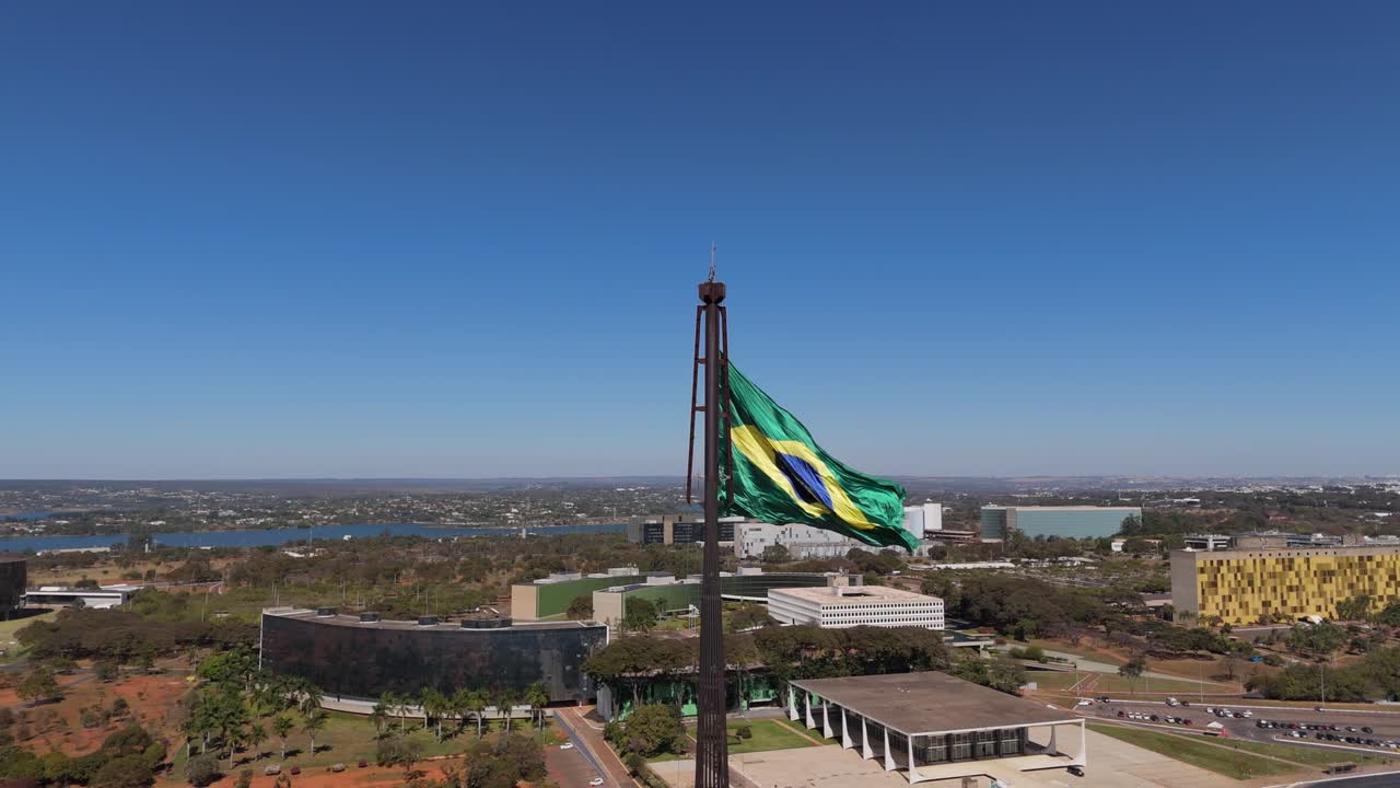 브라질리아 의 삼국 광장 에서 날아다니는 브라질 국기 - 브라질