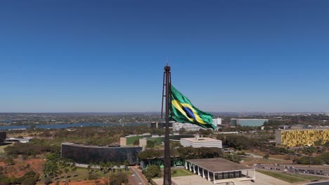 Die-Brasilianische-Flagge-Weht-Auf-Dem-Platz-Der-Drei-Mächte-In-Brasília---Brasilien