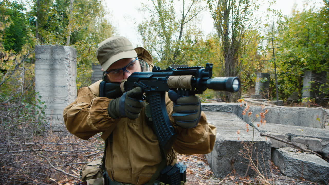 мужчина играет в airsoft с пистолетом в руке 6