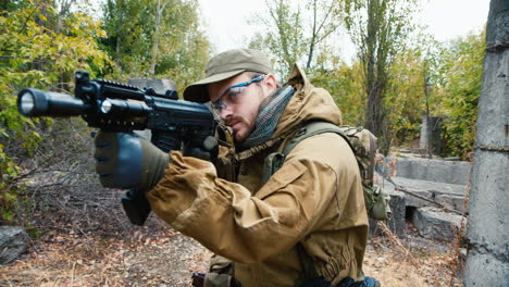 un hombre juega airsoft con una pistola en la mano 6