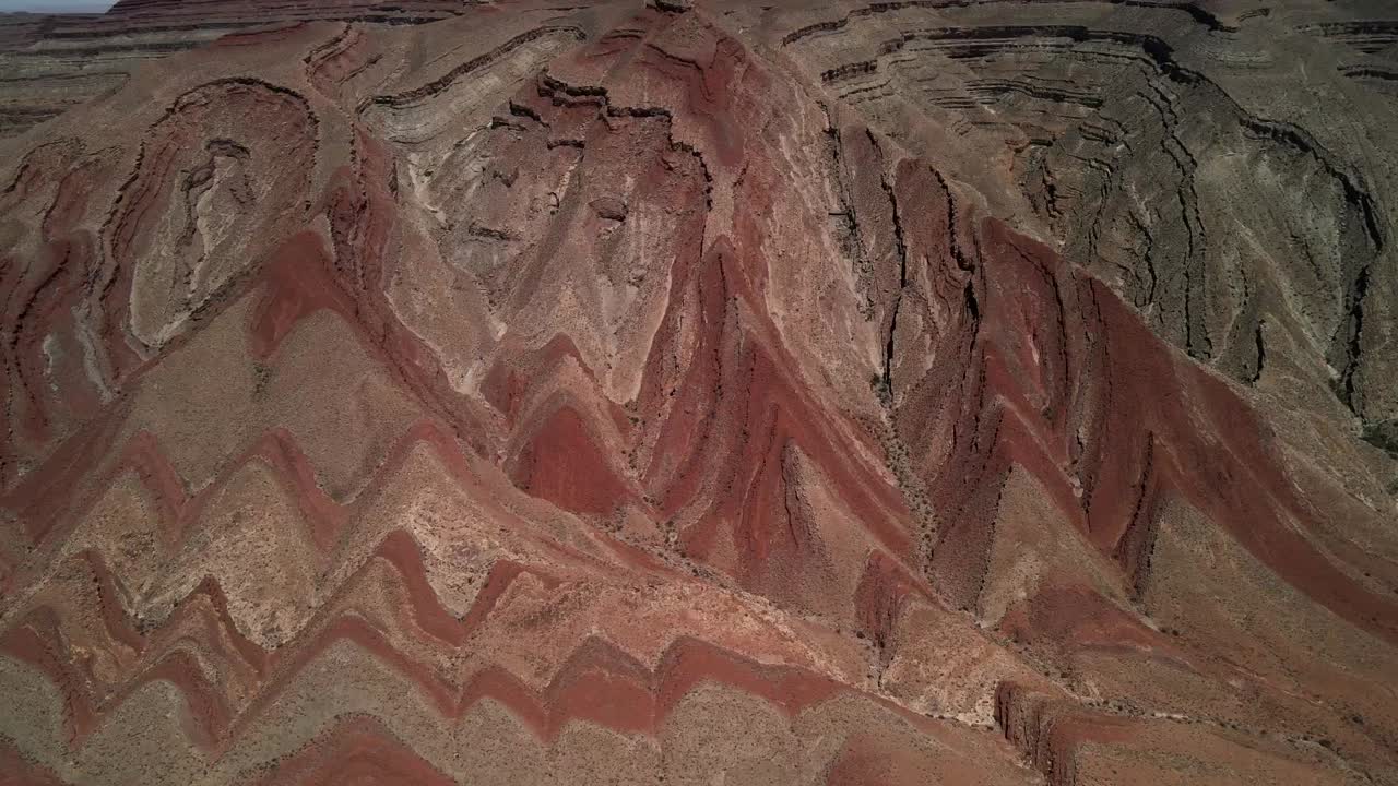 una toma aérea de un drone de primer plano capturando un patrón abstracto en las montañas rocosas del parque nacional de antílopes