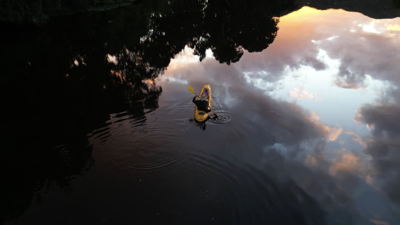 Natura, lago e kayak dall'alto con paesaggio