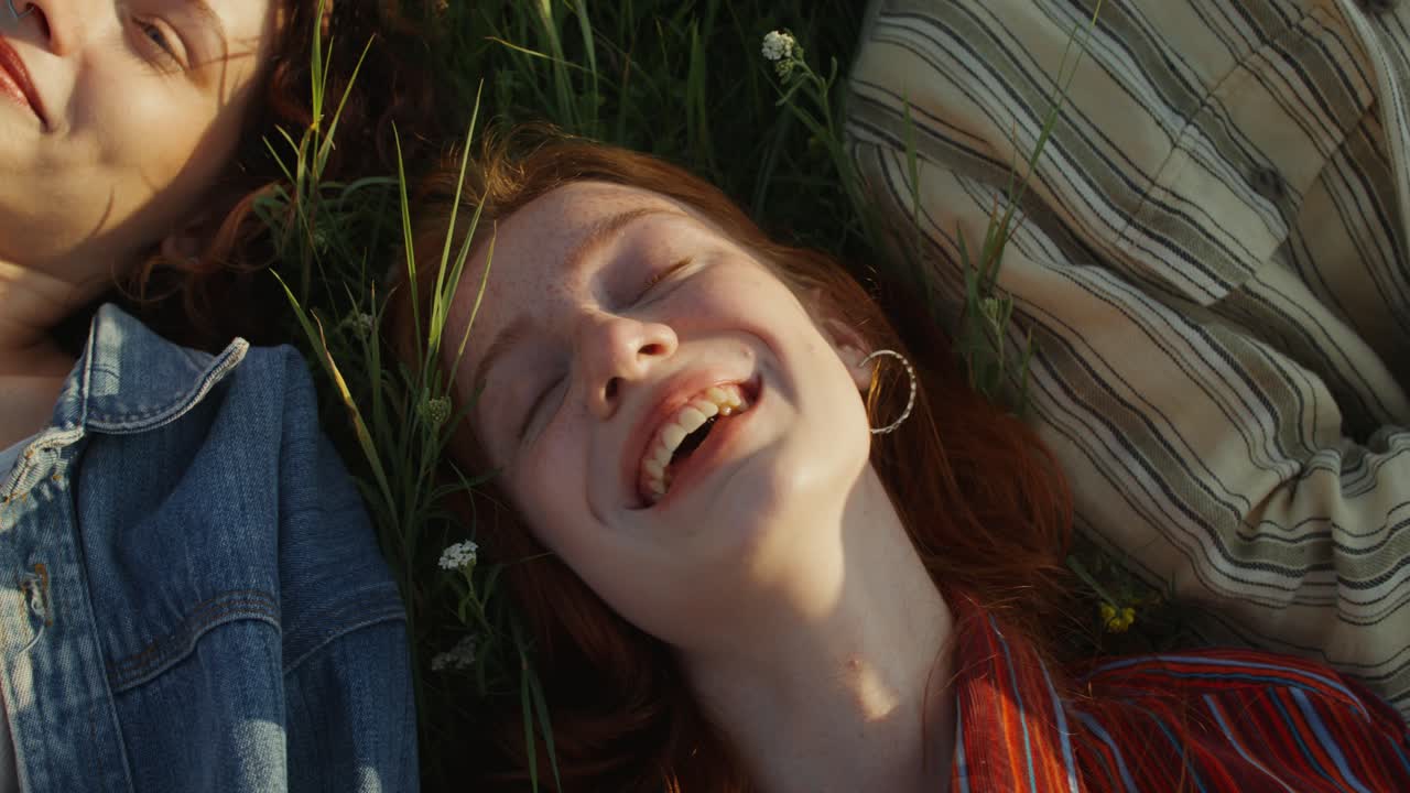 친구 들 이 풀 에서 휴식을 취하고 있다