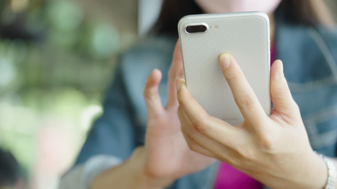 manos femeninas cercanas sosteniendo teléfonos inteligentes utilizando aplicaciones móviles, concepto de uso de la tecnología en la vida diaria compras en línea pago en línea