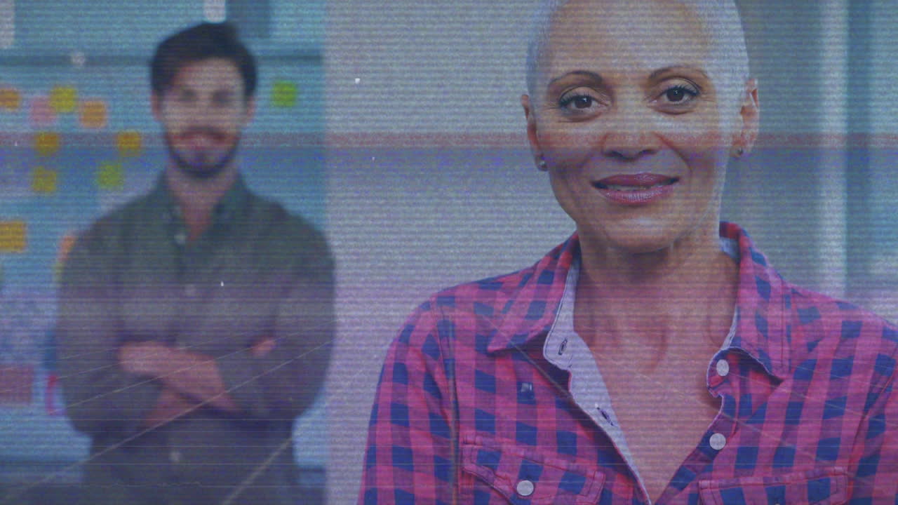 animación de la interferencia sobre diversos hombres de negocios en la oficina