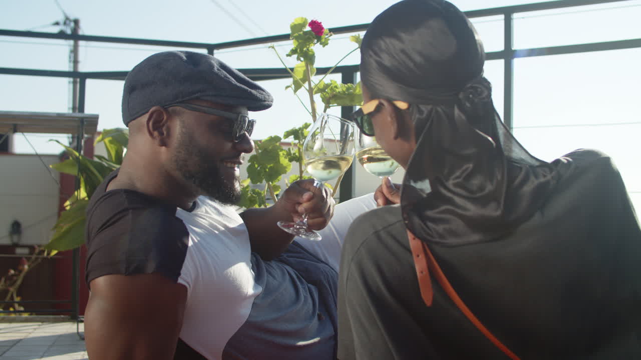 陽台上躺著喝葡萄酒的快樂同性戀者