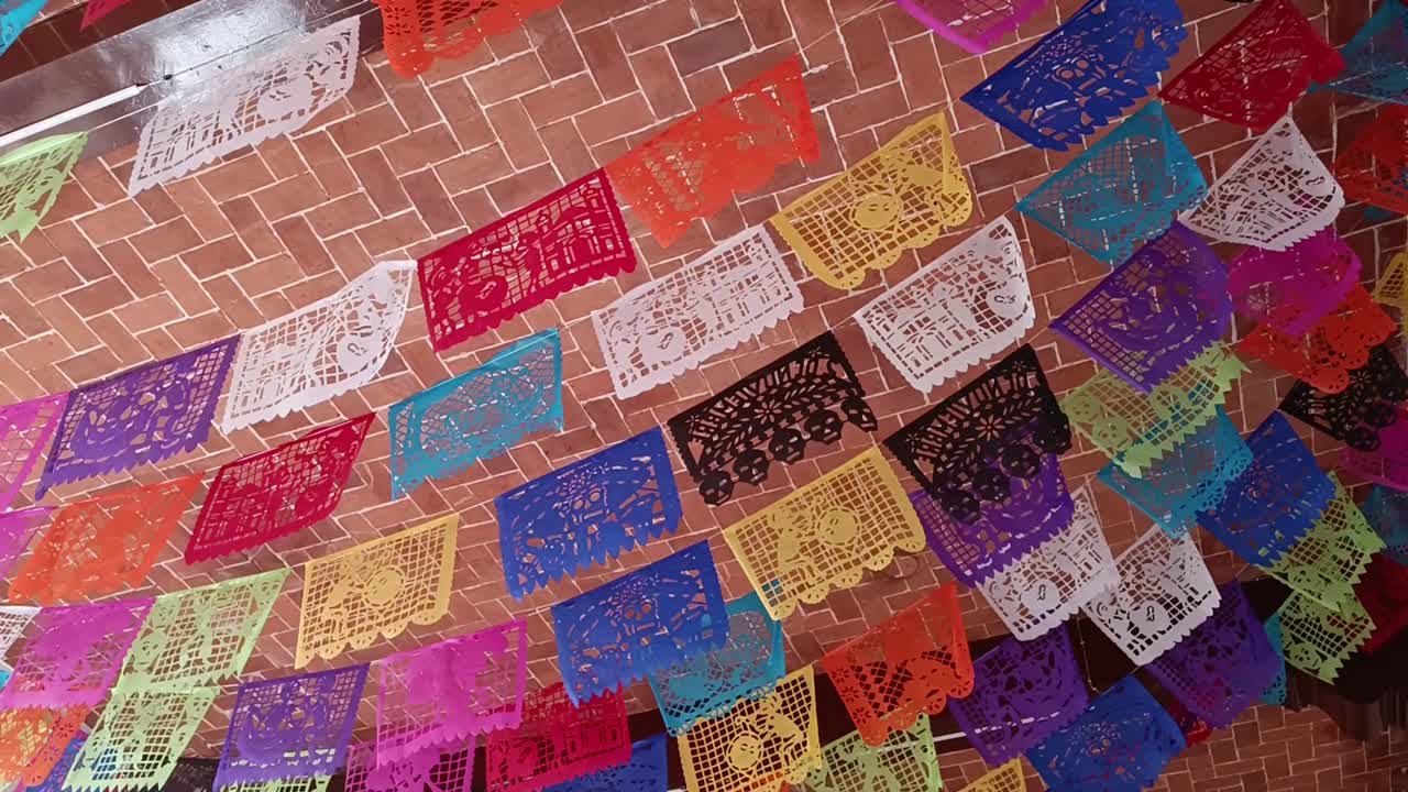 멕시코 축제의 느린 드러내는  ⁇  papier picado 가란드 매달려