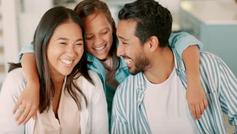 Cara,-Familia-Divertida-Y-Padres-Con-Una-Chica-En-Casa.