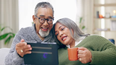 Senior-happy-couple,-tablet