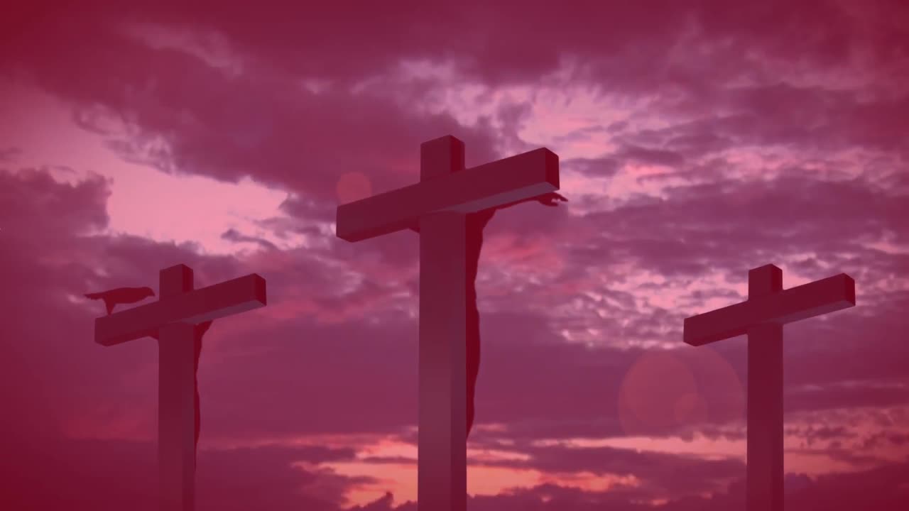 composición digital del efecto del trueno sobre el crucifijo en la cruz contra las nubes en el cielo