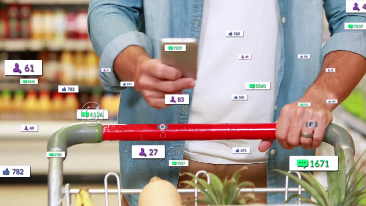 스마트 폰 쇼핑을 사용하는 사람 위의 배너에 있는 소셜 미디어 아이콘과 숫자의 애니메이션