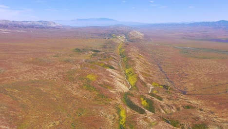 Sehr-Gute-Luftaufnahme-Der-Erdbebenverwerfung-San-Andreas-Fault-Durch-Die-Carrizo-ebene-Von-Kalifornien