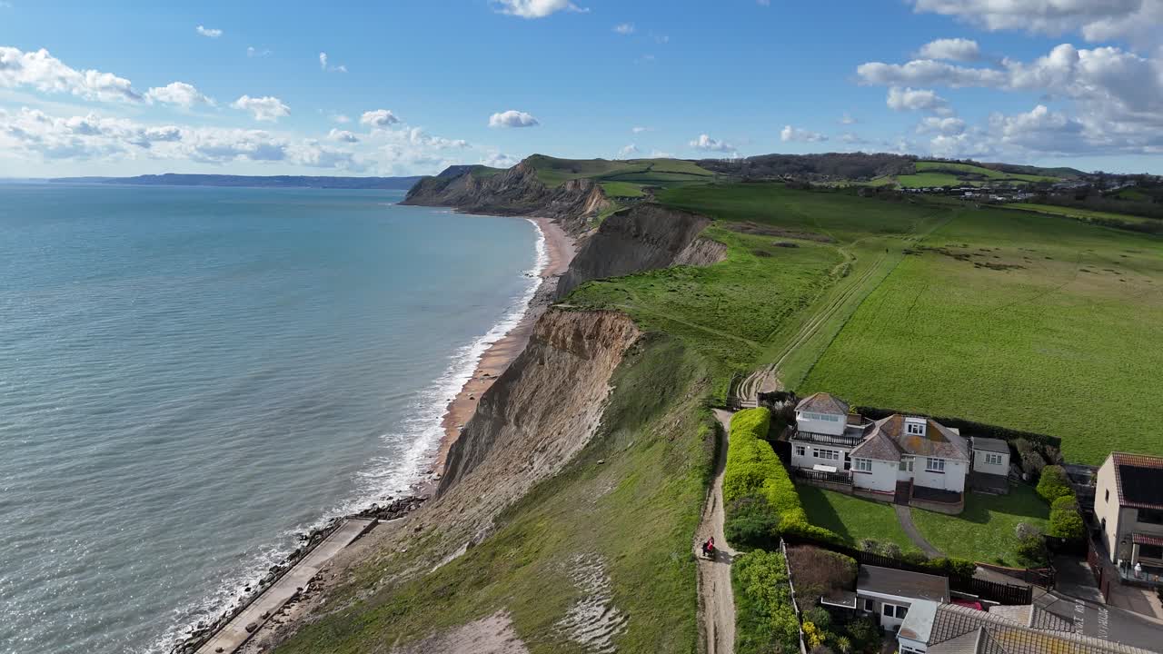 Huse på klippekant i fare fra kysterosion i West Bay, Dorset, Storbritannien, luftfoto.