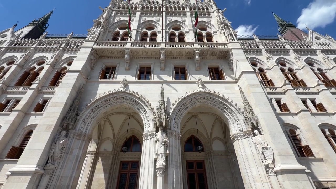 Splendida architettura neogotica del Parlamento ungherese.