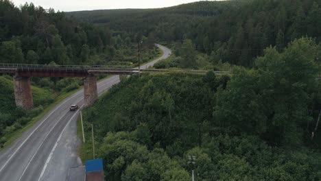 puente de carretera y tren sobre el paisaje de bosque verde