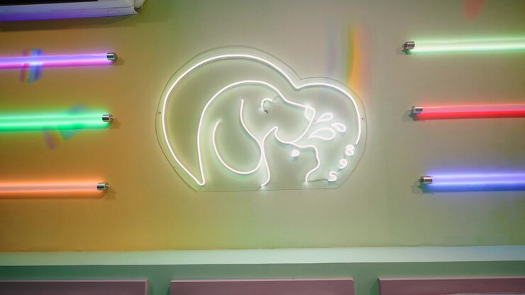Insegna al neon a forma di cane su una parete con luci fluorescenti colorate