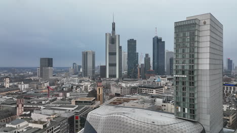 Volar-Alrededor-Del-Centro-Comercial-Myzeil-En-El-Barrio-Urbano.-Modernas-Torres-De-Oficinas-En-El-Barrio-Empresarial-De-Fondo.-Fráncfort-Del-Meno,-Alemania