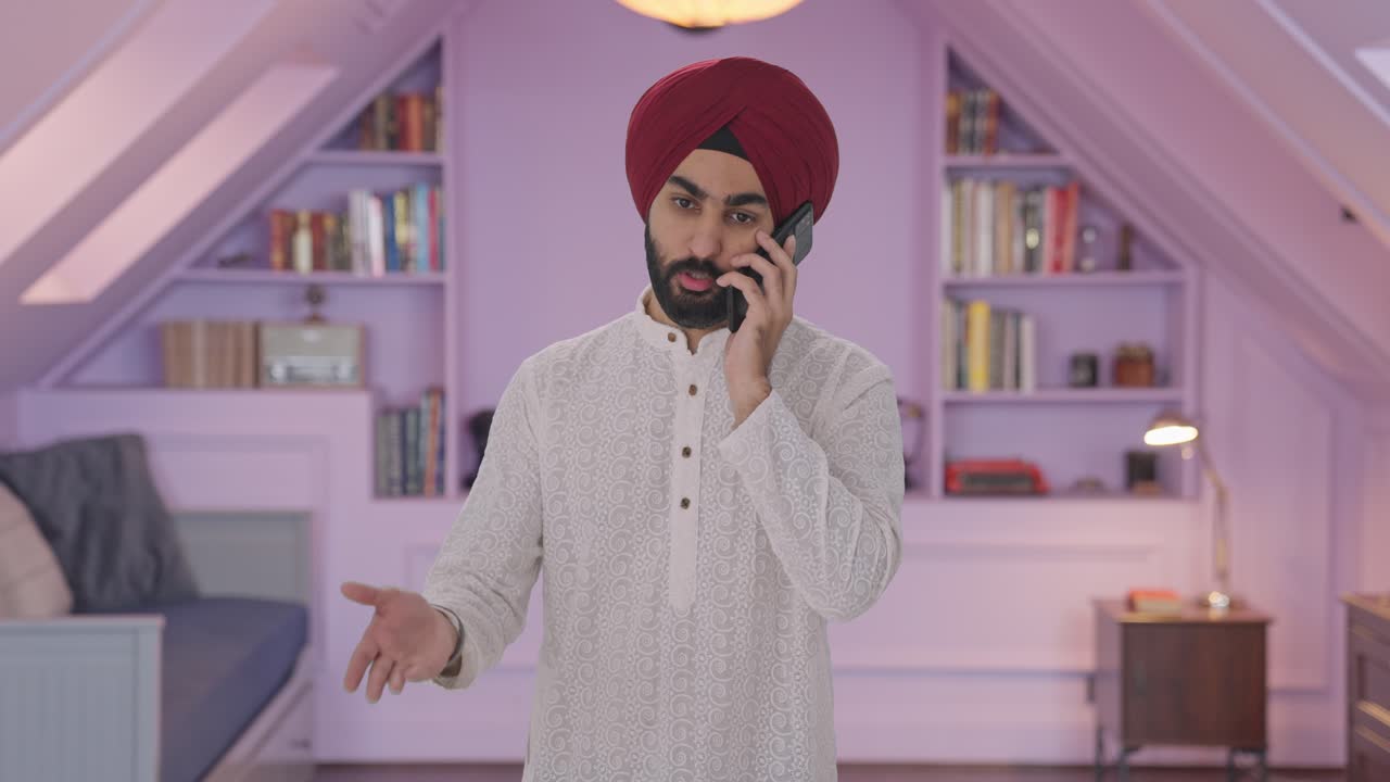 Uomo indiano Sikh arrabbiato che urla al telefono con qualcuno