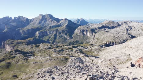 amplia vista panorámica del paisaje montañoso de los dolomitas, estableciendo una vista aérea
