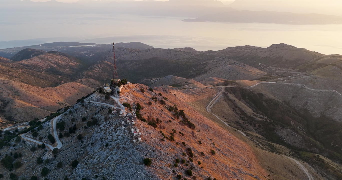 Ampla Vista Aérea da Crista do Monte Pantokrator, Estrada Sinuosa, Estação de Telecomunicações e Mar Jônico, Corfu, Grécia.