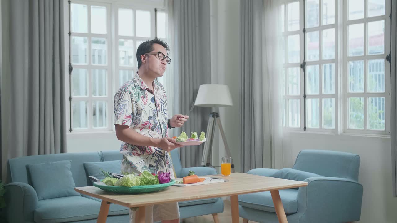 집에서 러드를 먹는 남자