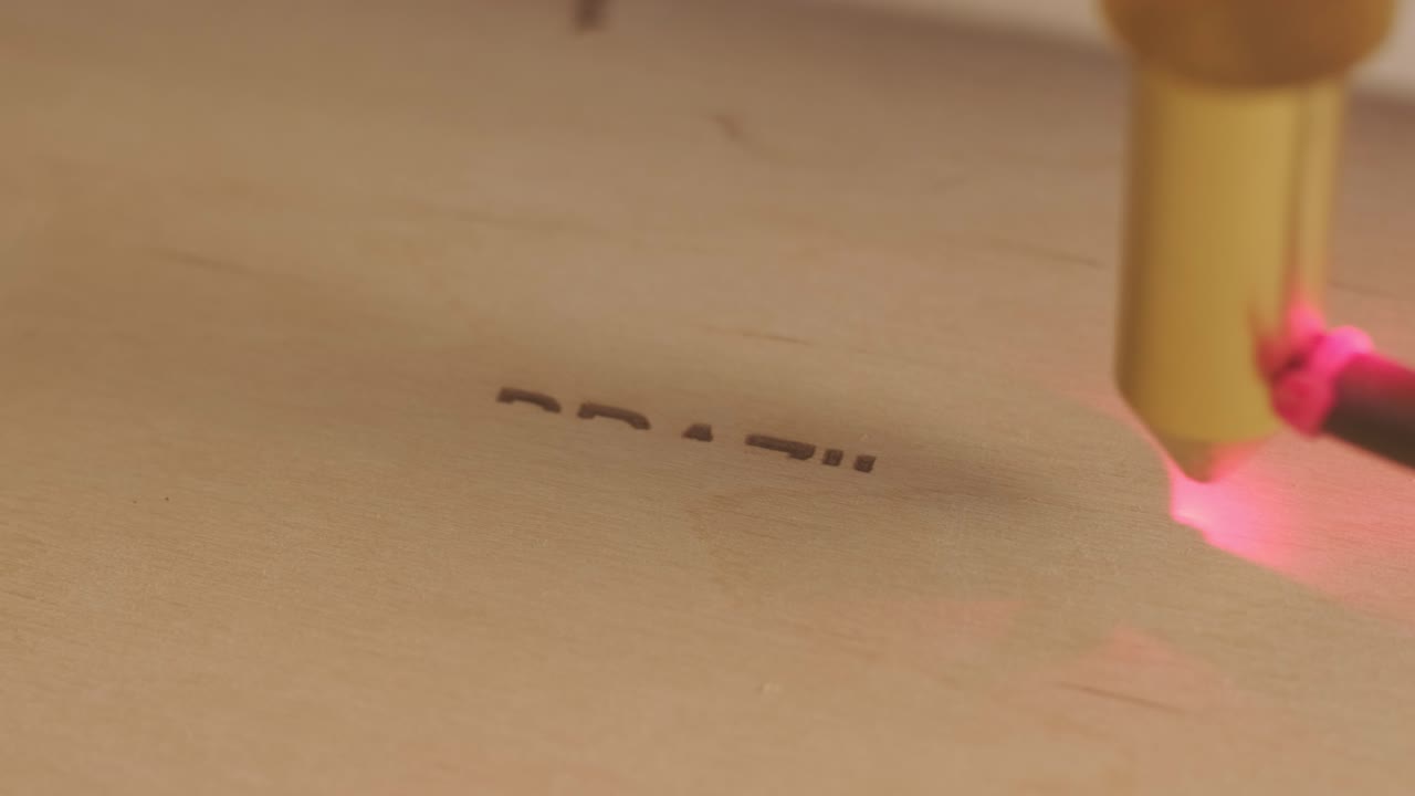 машина лазерной резки с использованием cnc режет деревянные доски и фанеру