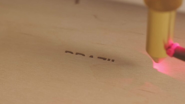 Macchina da taglio laser CNC taglia tavola di legno e compensato
