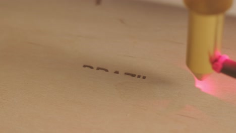 la máquina de corte por láser cnc corta tablas de madera y contrachapado