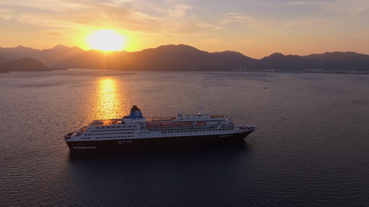 Nave da crociera all'ancora sotto il cielo dell'alba al largo di Marmaris, Turchia