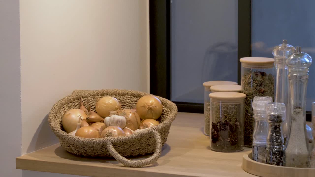 cebollas, ajo y especias, incluida la pimienta y el tomillo en una casa francesa, fotografía de revelación de la derecha de dolly