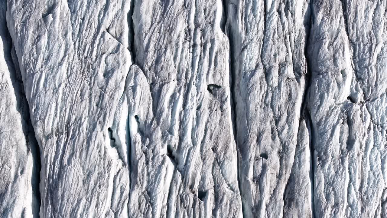 la estructura del glaciar rhonegletscher que es la fuente del río ródano en suiza