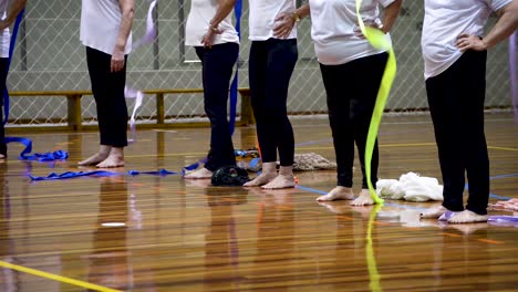 Damas-Bailando-Con-Cintas-Coloridas-De-Gimnasia-Rítmica