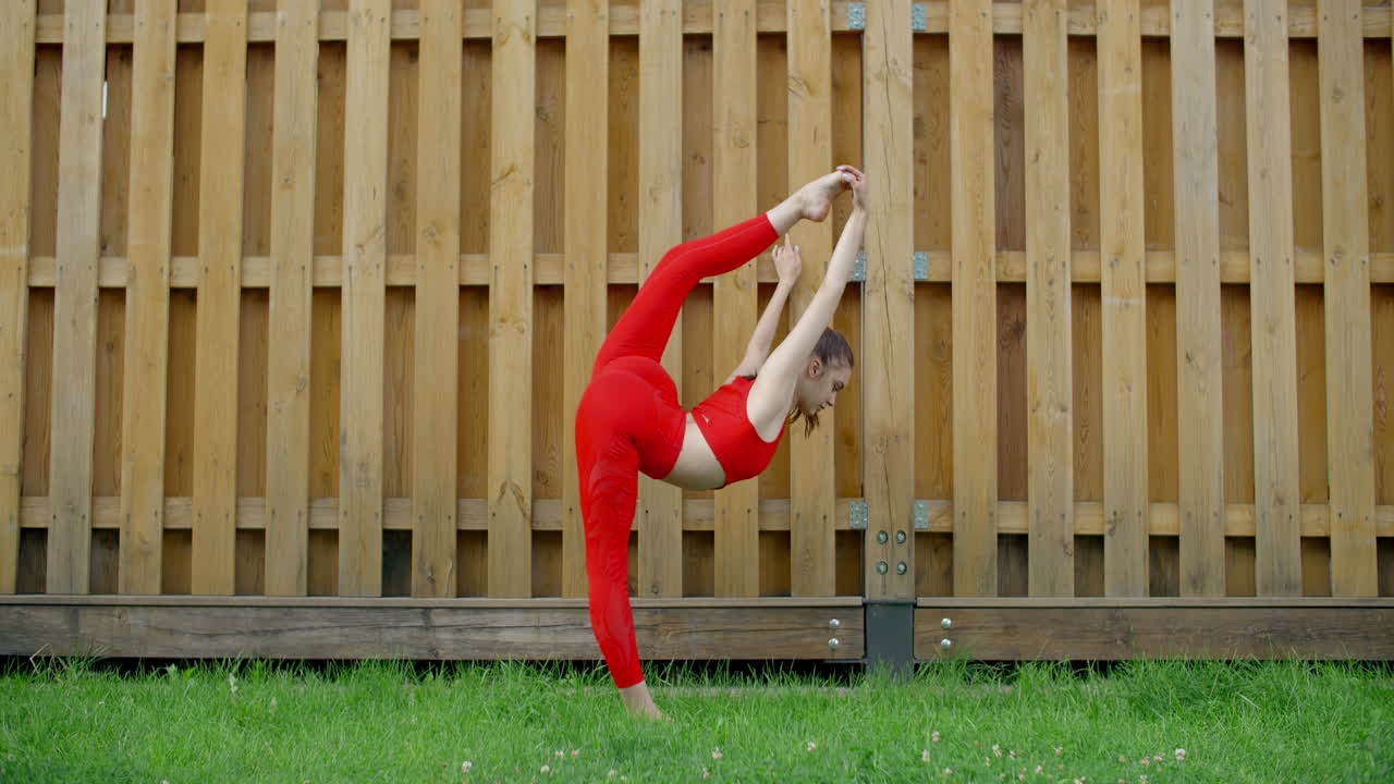 mujer practicando yoga al aire libre