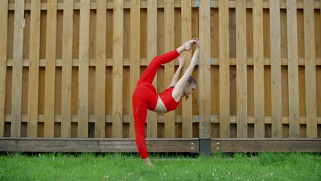mujer practicando yoga al aire libre
