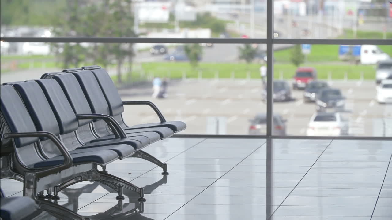 dos colegas que usan una tableta en una reunión de negocios en el vestíbulo del aeropuerto