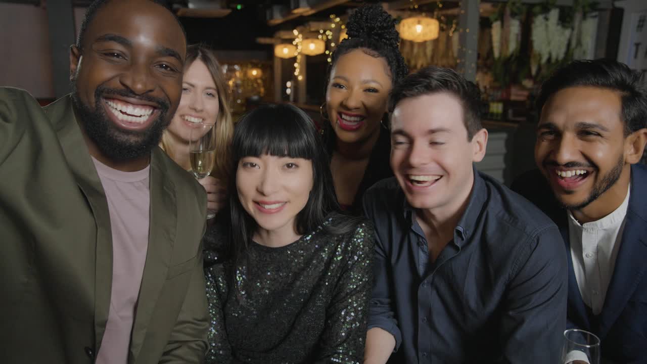 새해 전야 화상 통화 중에 휴대전화로 통화하는 친구의 셀카 샷