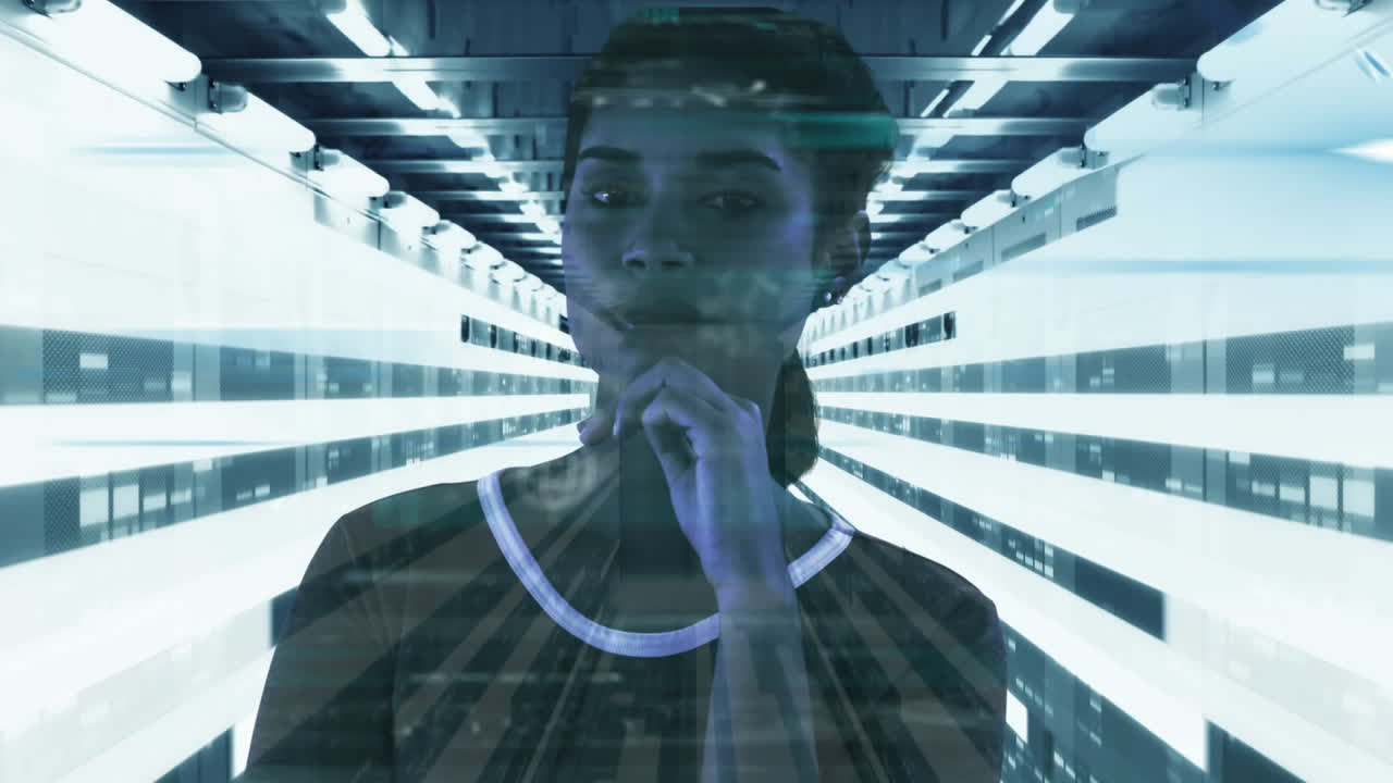 retrato de una mujer biracial con una red de servidores informáticos y procesamiento de datos en el fondo