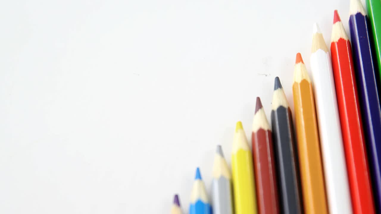 대각선으로 배열 된 컬러 연필