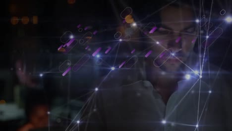 animación de senderos de luz púrpura y red de conexiones sobre el hombre caucásico usando tableta digital