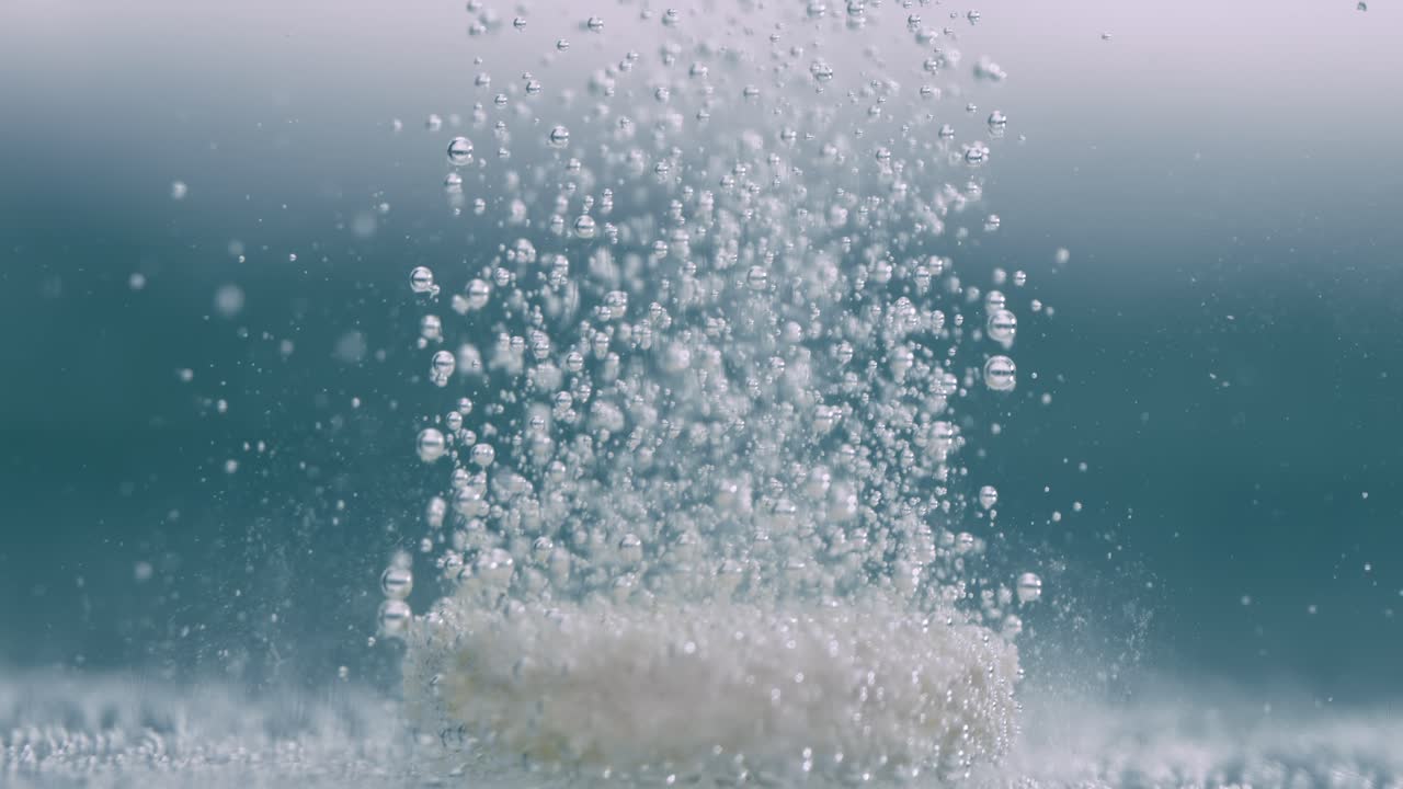 극단적인 클로즈업 거리는 태블릿, 물 에서 버블링하는 약, 슈퍼 슬로 모션 카메라 1000fps에서 촬영.