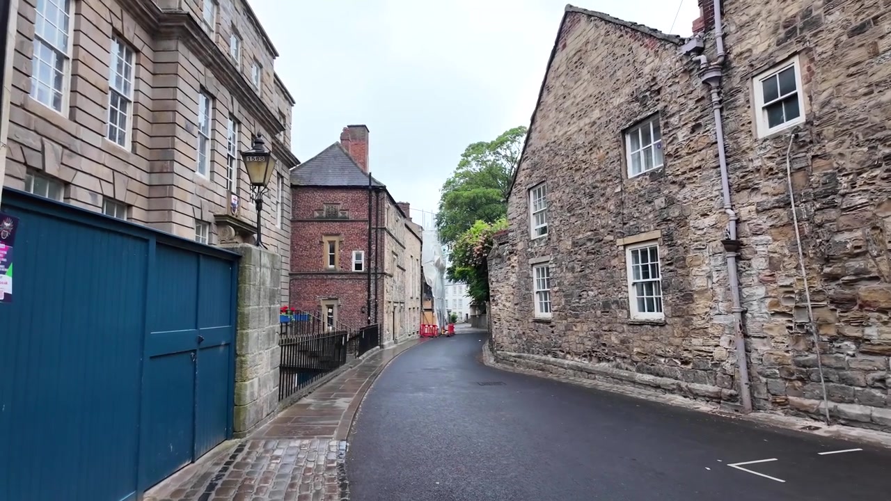 Smal Durham-gade med gamle stenbygninger og historisk bykarakter.
