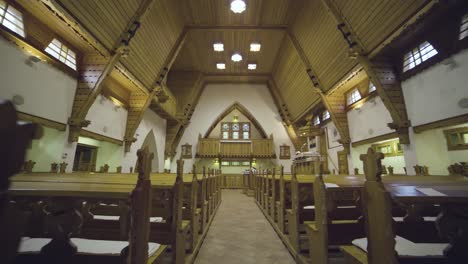 Caminando-Dentro-De-Una-Iglesia-De-Madera,-Hungría