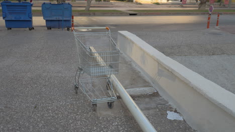 a steadicam shot of an empty shopping cart