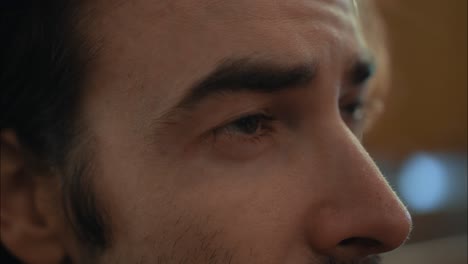 primer plano de los ojos de un hombre emocional en cámara lenta cinematográfica