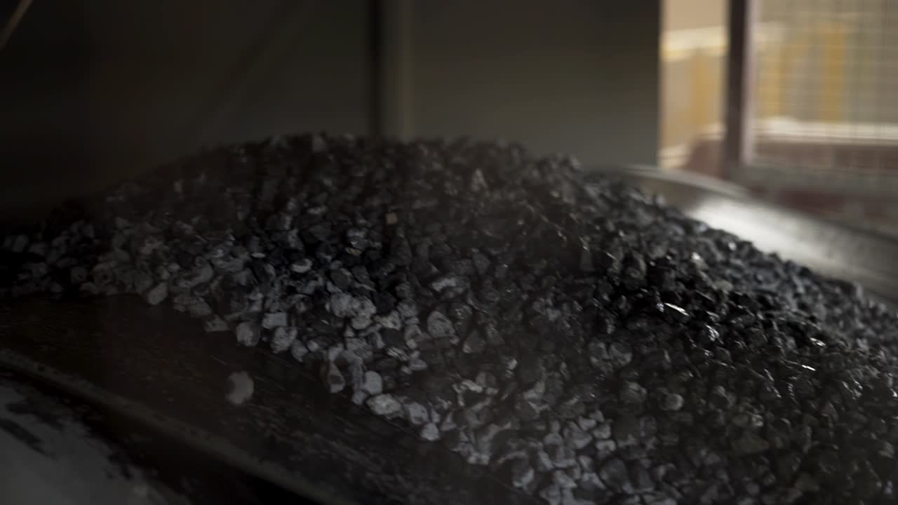 컨베이어 벨트 에 있는 석탄 어리