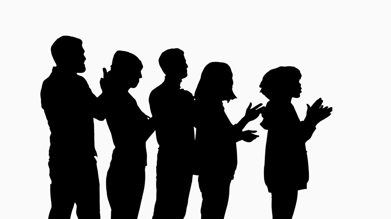 실루 행복한 젊은이들이 손을 치고